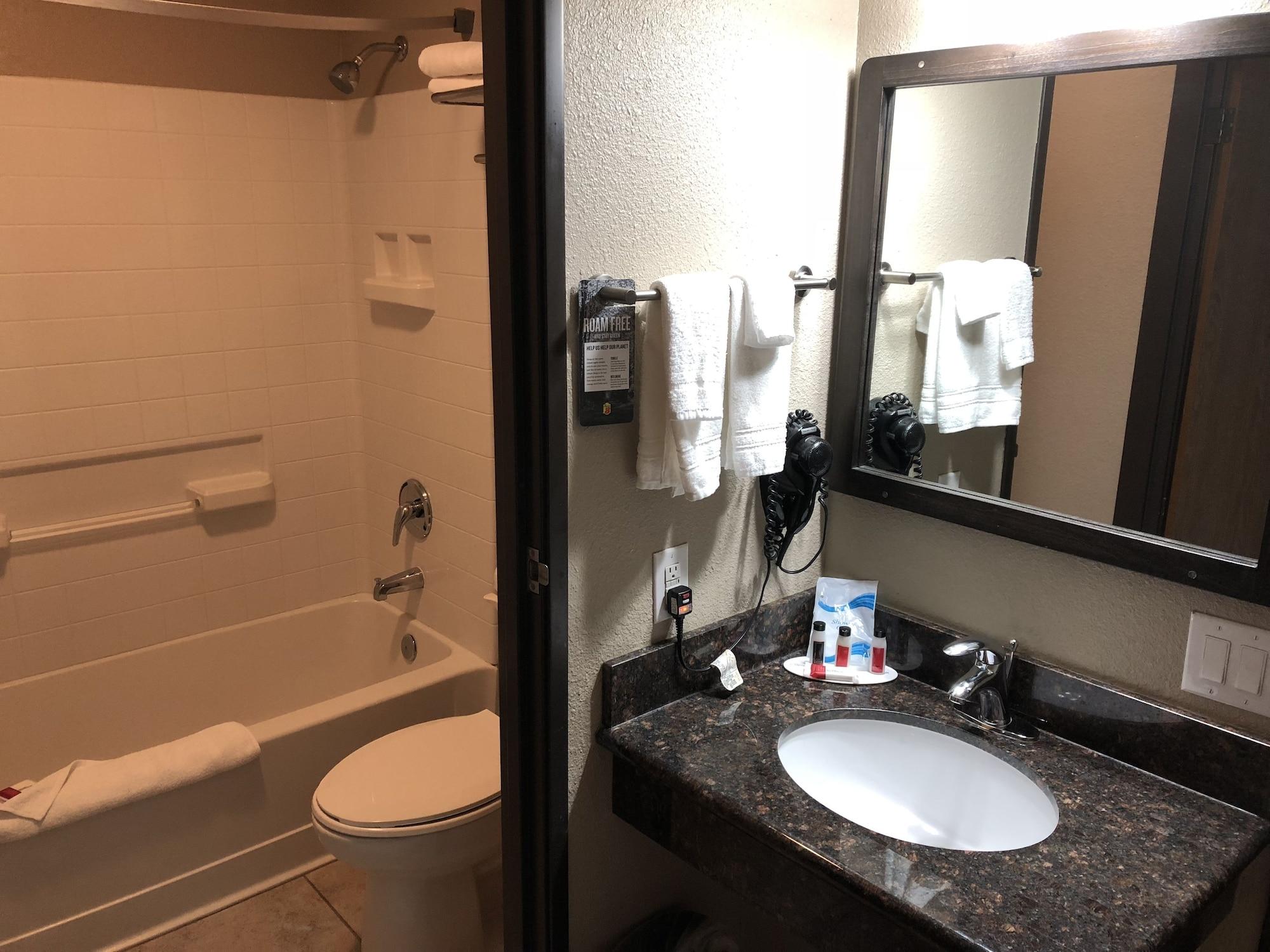 Super 8 By Wyndham Redding Hotel Екстериор снимка