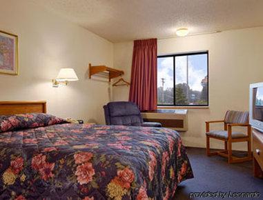 Super 8 By Wyndham Redding Hotel Стая снимка
