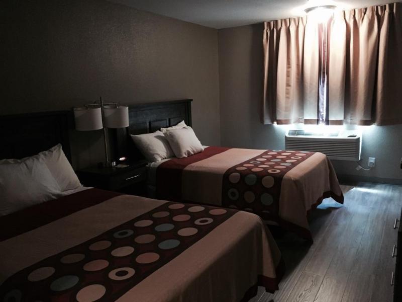 Super 8 By Wyndham Redding Hotel Екстериор снимка